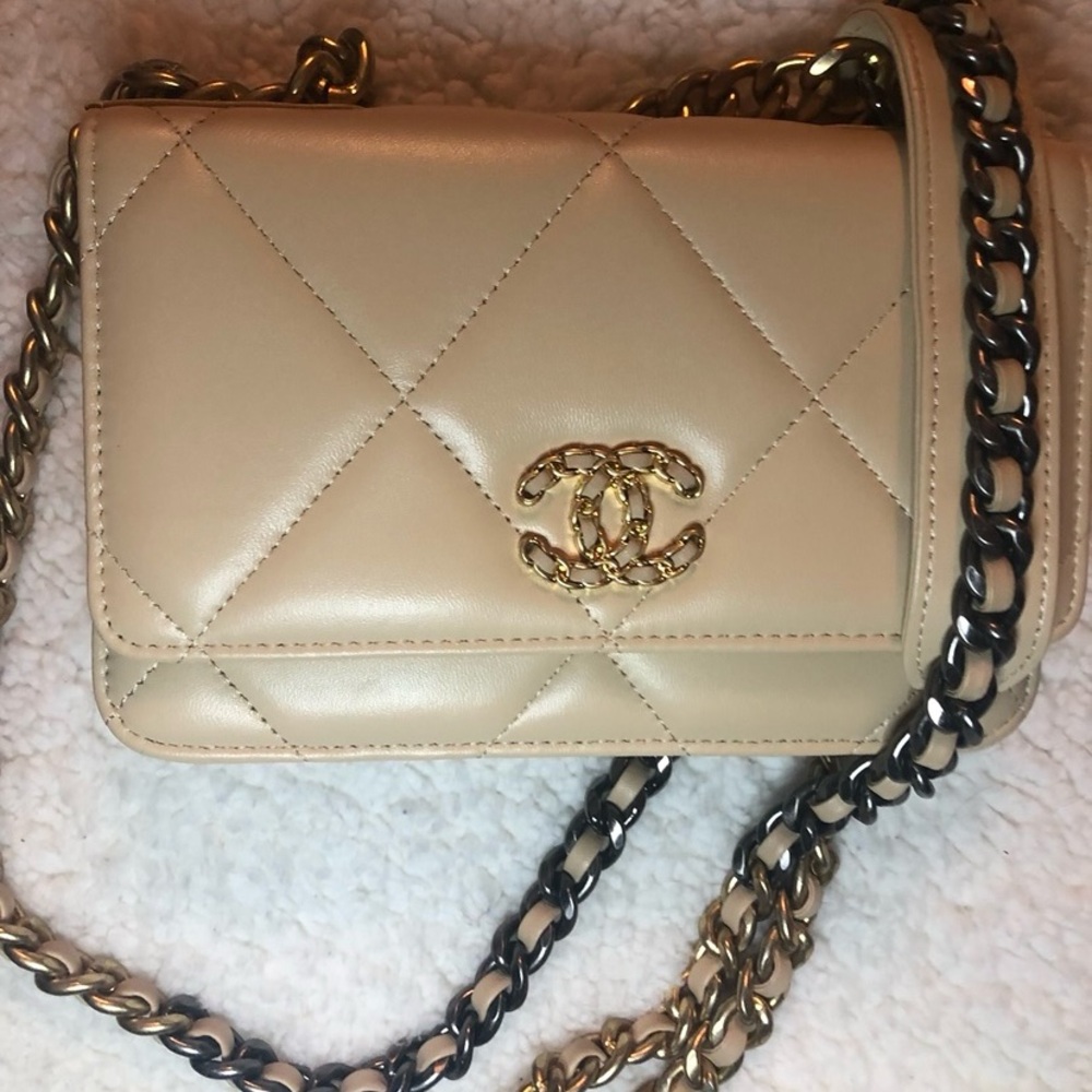 ❌SOLD❌Chanel 19 WOC Cream Quilted Women's Bag - Picture 7 of 7
